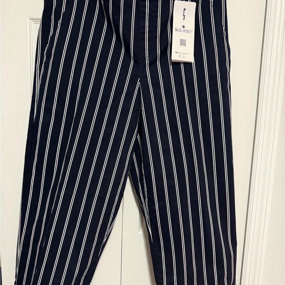 Gloria Vanderbilt Navy and White Striped Capris